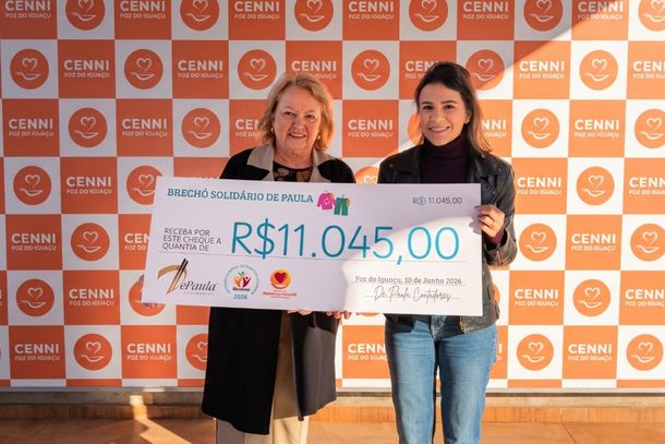 A presidente do CNNI, Betina Grachi, recebeu o cheque de Vit&oacute;ria De Paula, coordenadora do projeto Mandando Bem.