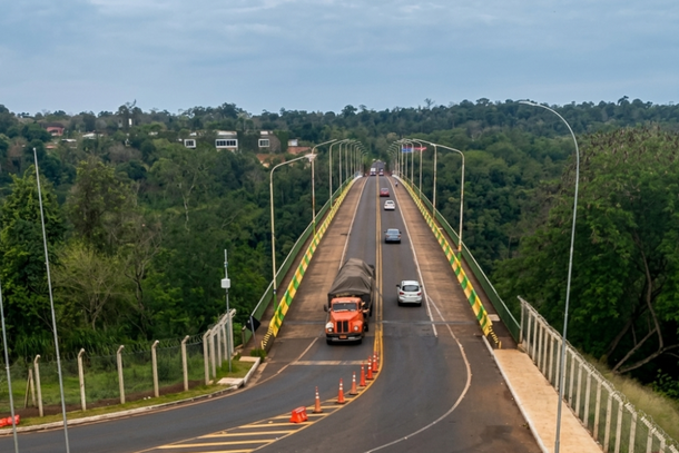 Ponte Tancredo Neves liga Foz do Igua&ccedil;u, no Brasil, a Puerto Iguaz&uacute;, na Argentina.