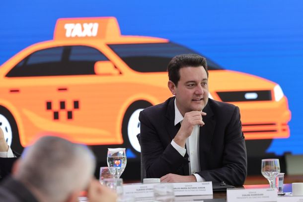 Governador Ratinho Junior durante an&uacute;ncio de medidas voltadas aos taxistas do Paran&aacute;.