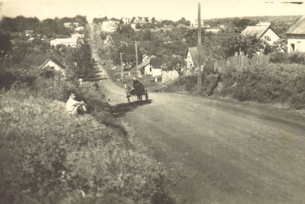 Avenida Brasil na d&eacute;cada de 1930, quando a principal via do Centro ainda tinha uma paisagem muito diferente da atual.
