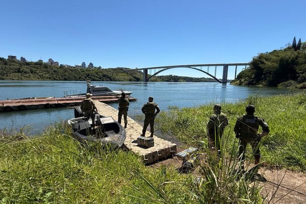 Barco cruza Rio Paran&aacute; com 506 kg de maconha e suspeitos fogem pela mata