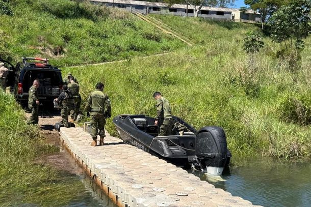 Barco cruza Rio Paran&aacute; com 506 kg de maconha e suspeitos fogem pela mata