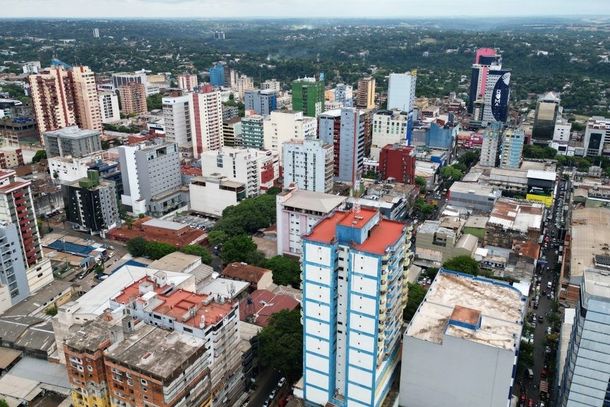 Vista a&eacute;rea de Ciudad del Este mostra a expans&atilde;o urbana e a presen&ccedil;a crescente de edif&iacute;cios na paisagem da capital do Alto Paran&aacute;.