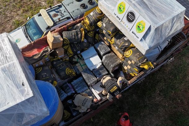Caminh&atilde;o com carga de carv&atilde;o &eacute; flagrado com 1,5 tonelada de maconha na BR-277