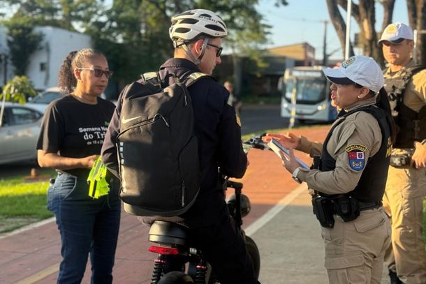 Capacete, luzes e sinaliza&ccedil;&atilde;o s&atilde;o alvo de blitz com ciclistas e patinetes na Av. JK