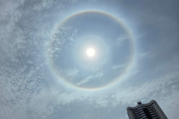 C&iacute;rculo ao redor do Sol chama aten&ccedil;&atilde;o no c&eacute;u de Foz do Igua&ccedil;u nesta ter&ccedil;a-feira