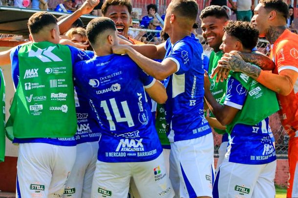 Foz derruba Athletico com gol ol&iacute;mpico e sobe para segundo na Copa Paran&aacute;