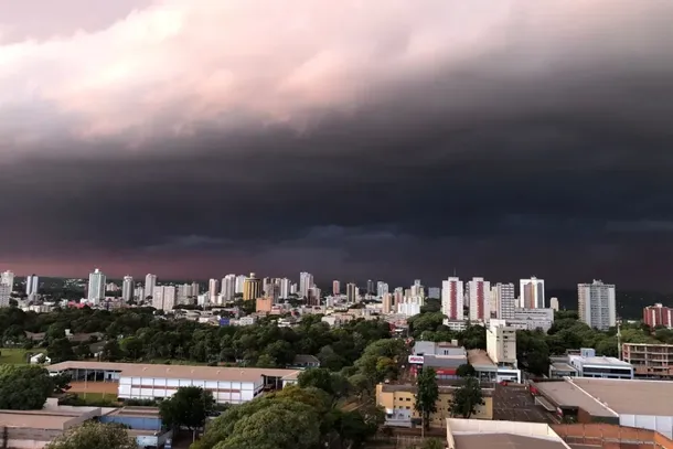 Foz tem alerta vermelho para tempestade e vento acima de 100 km/h nesta segunda (21)