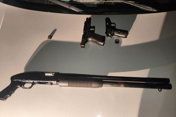 Grupo &eacute; preso com espingarda calibre 12 em carro com crian&ccedil;a de 9 anos