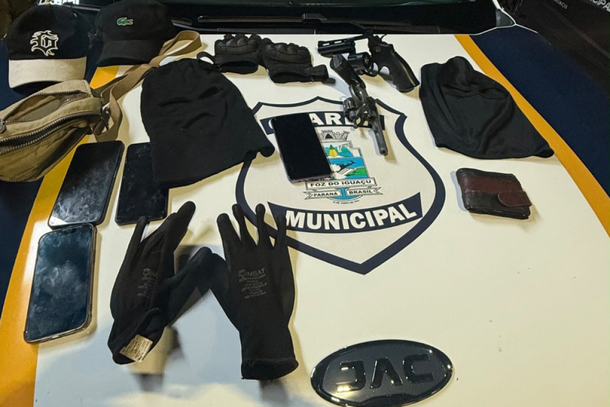 Guarda encontra rev&oacute;lver e balaclavas durante abordagem a carro com quatro homens