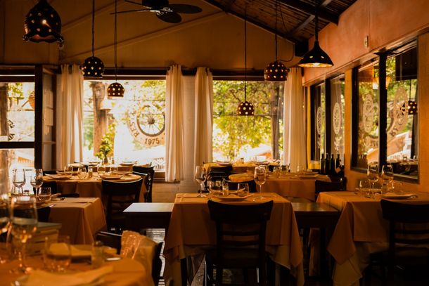 Ambiente do La Rueda mant&eacute;m elementos que fazem parte da identidade do restaurante ao longo de mais de cinco d&eacute;cadas.