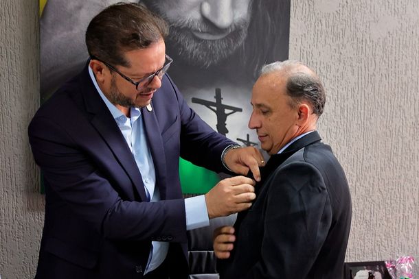 O presidente da C&acirc;mara de Foz do Igua&ccedil;u, Paulo Debrito, ao lado de Maninho durante o retorno do vereador ao Legislativo.
