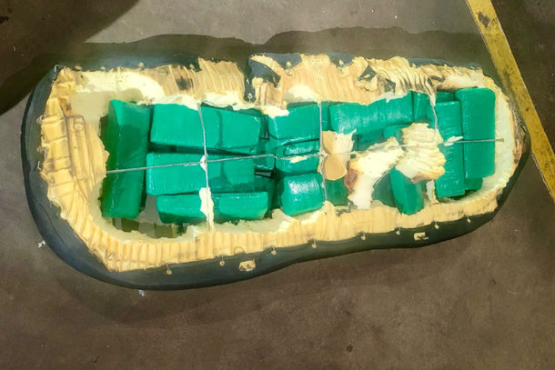Motorista &eacute; preso com 106 kg de maconha escondidos em bancos e assoalho de carro