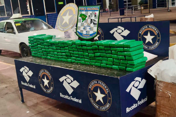 Motorista &eacute; preso com 106 kg de maconha escondidos em bancos e assoalho de carro