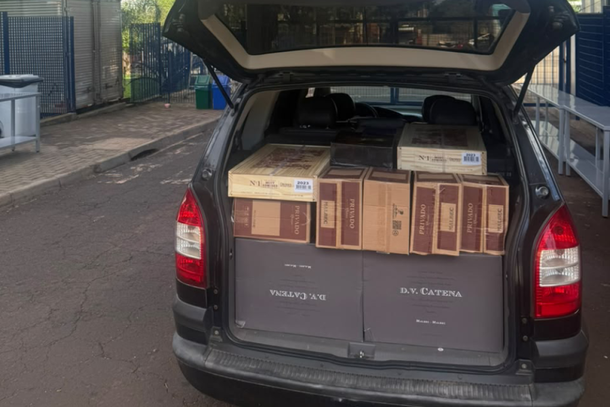 Motorista pega desvio para evitar fiscaliza&ccedil;&atilde;o e acaba flagrado com 300 vinhos