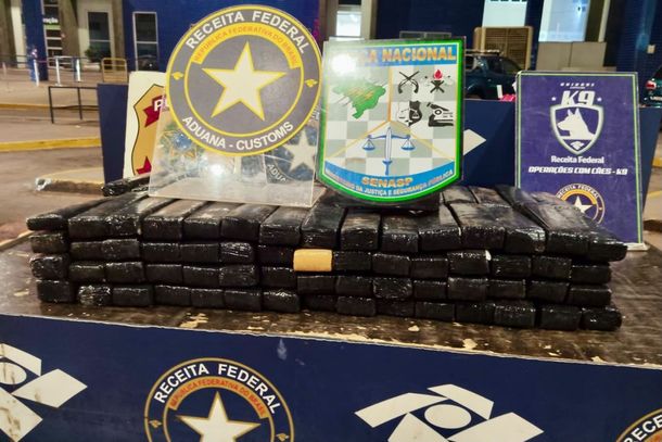Motorista tenta fugir ap&oacute;s 124 kg de maconha serem encontrados em carro na PIA