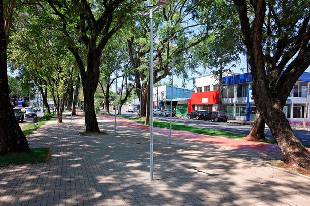 Pista de caminhada da JK fica sem piso para orientar pessoas com defici&ecirc;ncia visual