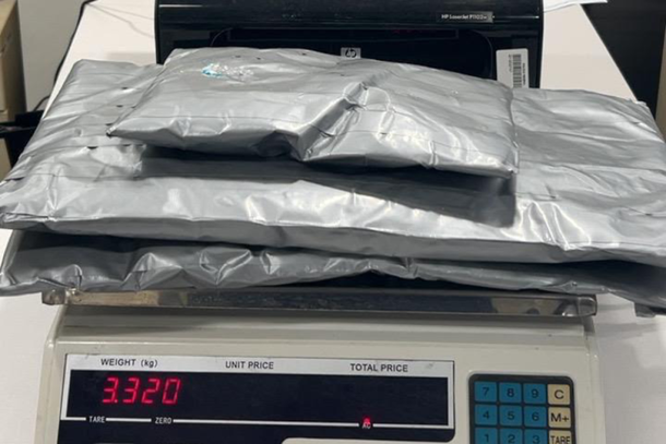 Pol&iacute;cia encontra 6,6 kg de coca&iacute;na em malas de passageiras no aeroporto de Foz