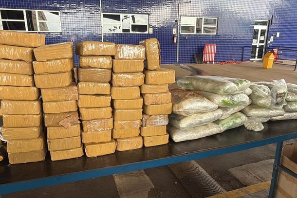 Quase 89 kg de coca&iacute;na e haxixe s&atilde;o encontrados em fundo falso na Ponte da Amizade