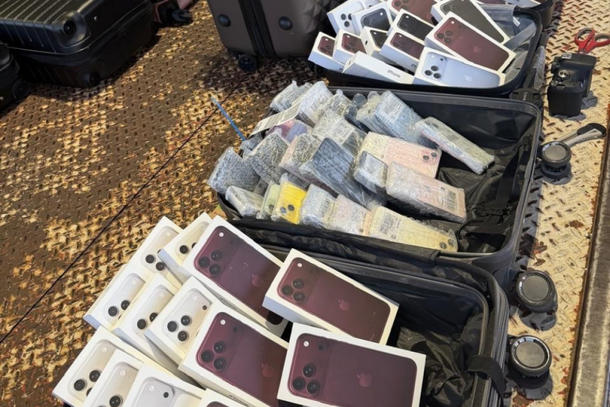 Receita apreende 30 iPhones 18 Pro Max no aeroporto de Foz; carga vale R$ 1 milh&atilde;o