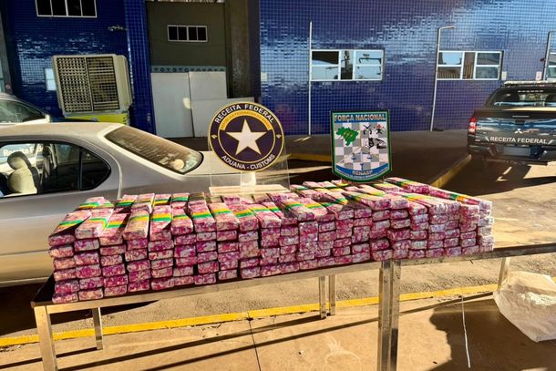 Receita encontra 212 kg de maconha escondidos em carro na Ponte da Amizade