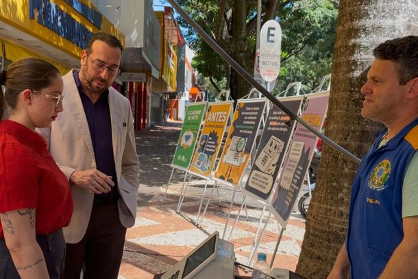 TRE distribui 3 mil colinhas em Foz para orientar eleitores antes da vota&ccedil;&atilde;o