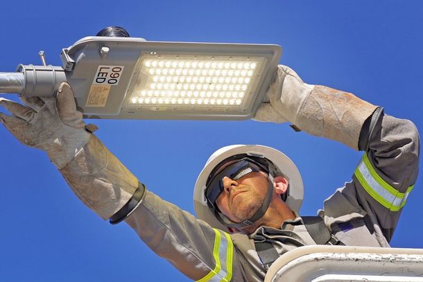 Vila A come&ccedil;a a receber ilumina&ccedil;&atilde;o de LED e troca deve terminar em at&eacute; 15 dias
