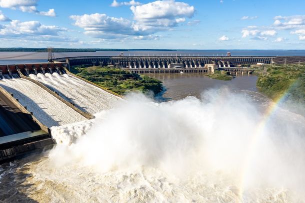 Rio Paran&aacute; baixa, mas segue 16 metros acima do normal, segundo a Itaipu Binacional