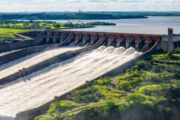Rio Paran&aacute; baixa, mas segue 16 metros acima do normal, segundo a Itaipu Binacional