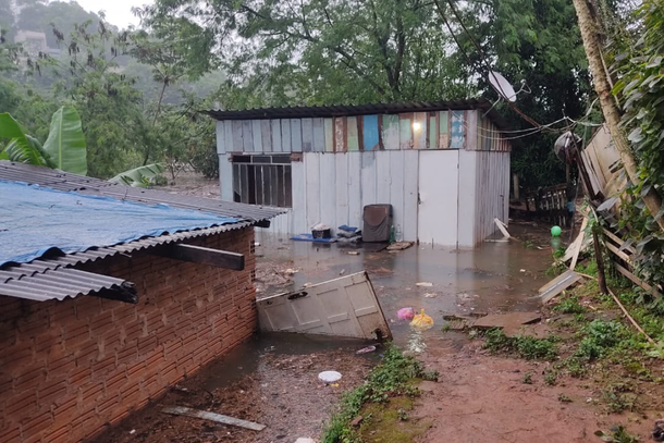 Resid&ecirc;ncia inundada na Vila Banc&aacute;ria.