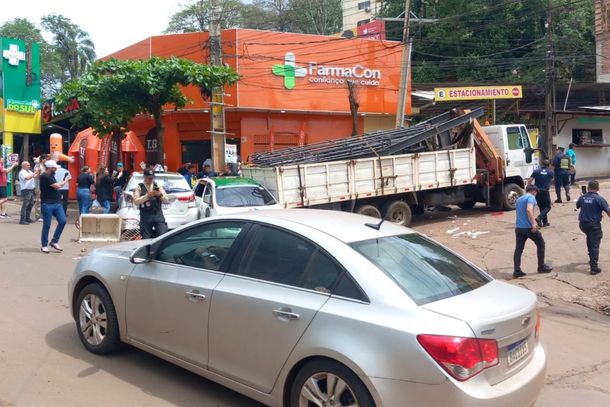 Caminh&atilde;o perde o controle, atinge quatro t&aacute;xis e quase acerta sorveteiro em CDE