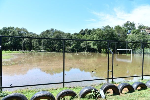 Cheia do Paran&aacute; amea&ccedil;a casas e Itaipu mobiliza assist&ecirc;ncia em Ciudad del Este