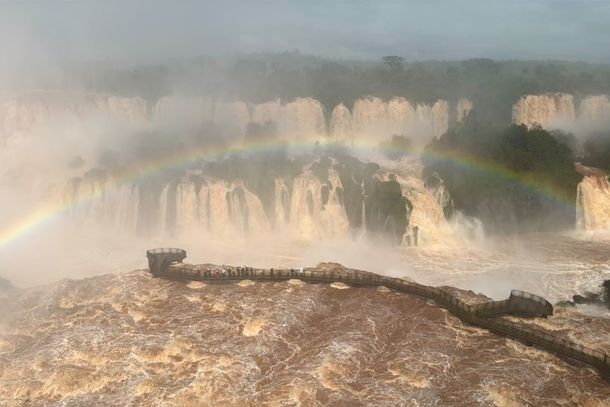 Cheia do Rio Igua&ccedil;u leva Parque a retirar grades da passarela das Cataratas