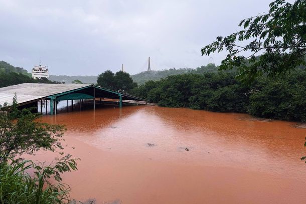 Cheia fecha &aacute;rea portu&aacute;ria de Puerto Iguaz&uacute; e deixa estruturas tomadas pela &aacute;gua