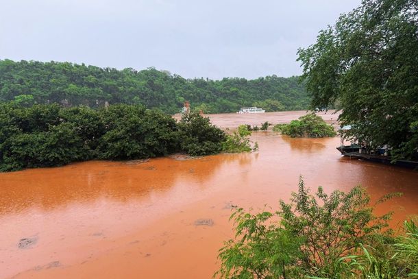Cheia fecha &aacute;rea portu&aacute;ria de Puerto Iguaz&uacute; e deixa estruturas tomadas pela &aacute;gua