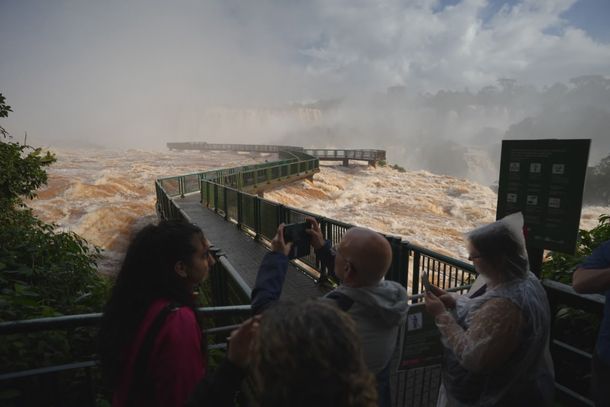Cheia fecha lado argentino das Cataratas e amplia interdi&ccedil;&otilde;es no lado brasileiro