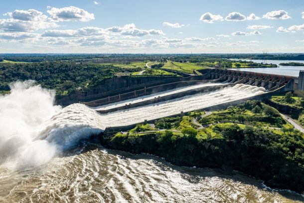 Com previs&atilde;o de mais chuva, Itaipu pede cautela a moradores de &aacute;reas alagadas