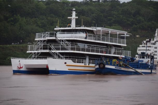 A embarca&ccedil;&atilde;o foi rebocada do estaleiro at&eacute; o Porto Meira, onde receber&aacute; os detalhes finais de acabamento.