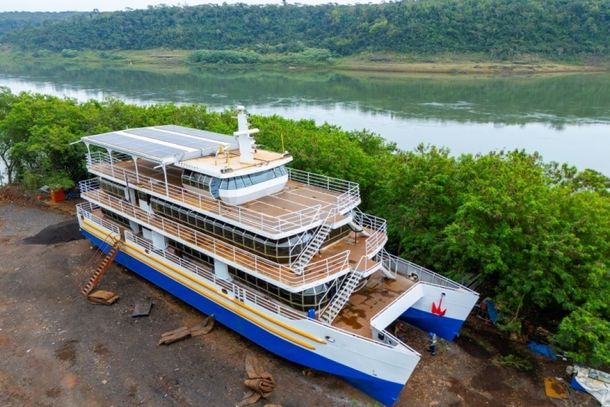Kattamaram V em est&aacute;gio final de constru&ccedil;&atilde;o no estaleiro em Foz do Igua&ccedil;u. 