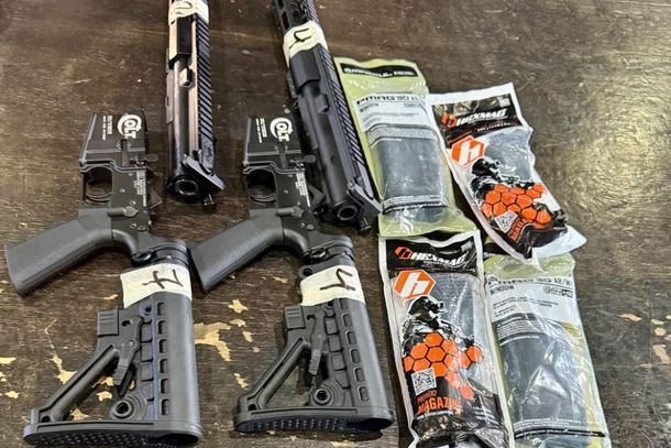 Cunhados s&atilde;o detidos com pe&ccedil;as de armamento escondidas entre perfumes na PIA
