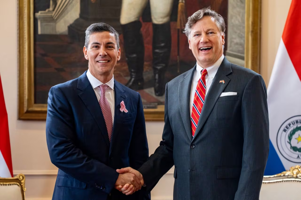 O presidente do Paraguai, Santiago Pe&ntilde;a, e o vice-secret&aacute;rio de Estado dos Estados Unidos, Christopher Landau.