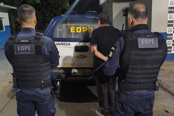 Homem com mandado de pris&atilde;o &eacute; encontrado dentro de carro no Tr&ecirc;s Bandeiras
