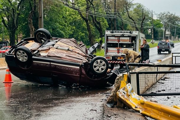 Homem de 38 anos morre ap&oacute;s carro bater em ponte na Avenida Tancredo Neves