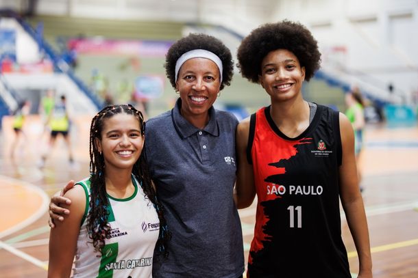 No centro, Janeth Arcain, ex-jogadora brasileira de basquetebol.