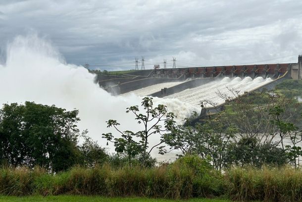 Itaipu abre segunda calha do vertedouro e vaz&atilde;o chega a 11,3 milh&otilde;es de litros/s 