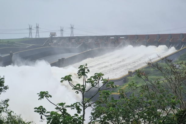 Itaipu fecha uma das calhas do vertedouro para evitar nova subida do rio Paran&aacute;