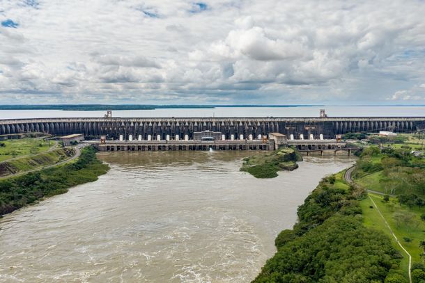 Itaipu fecha vertedouro ap&oacute;s 26 dias, mas n&iacute;vel do rio Paran&aacute; deve voltar a subir