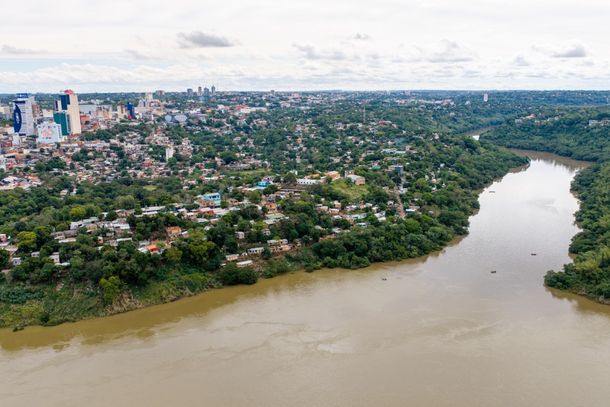 Itaipu se prepara para pico de cheia previsto para domingo e tenta conter o rio Paran&aacute;