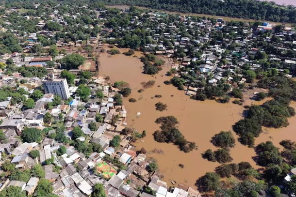 Limpeza retira 21 toneladas de lixo de bairro atingido pela cheia em Ciudad del Este
