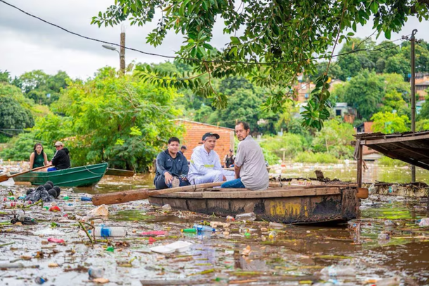 Limpeza retira 21 toneladas de lixo de bairro atingido pela cheia em Ciudad del Este